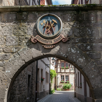 Zunftzeichen an einem historischen Torbogen
