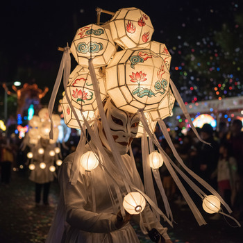Maske mit Laternenmotiv
